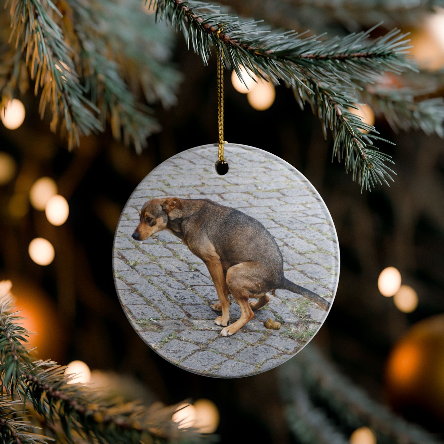 Funny Pooping Dog Ceramic Ornament – Quirky Holiday Décor for Dog Lovers, Single Pack, White Ceramic with Gold Hanging String
